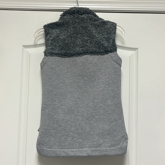 North Face Fleece and Faux Fur Grey Women’s Vest - Picture 5 of 7